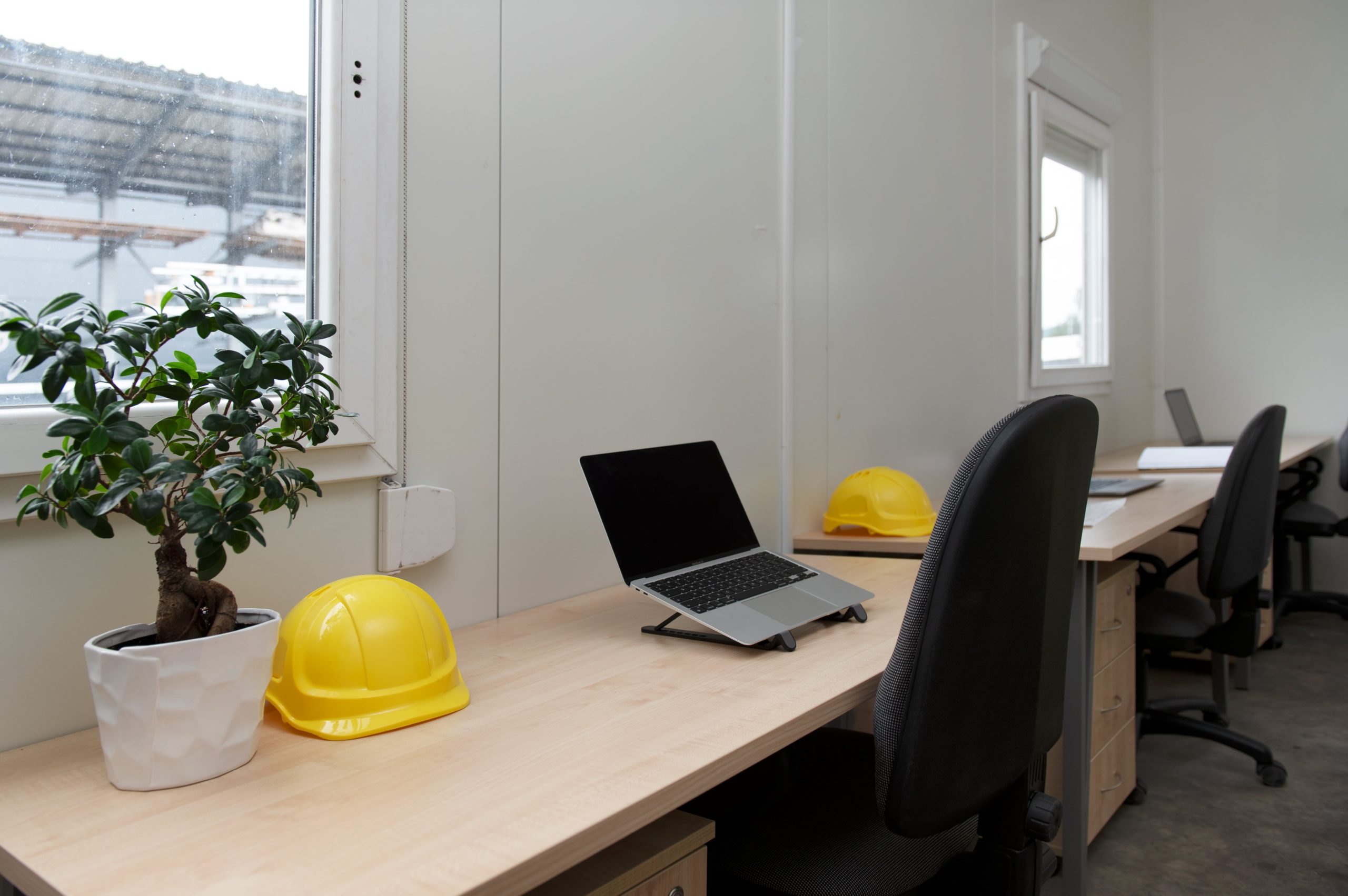 biurko-kontenerek-podbiurkowy-fotel-regulowany-kontener-budowlany-meblorent-min