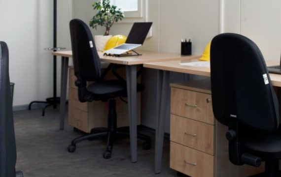 Wyposażenie kontenerów budowlanych: funkcjonalne meble i zgodność z przepisami BHP