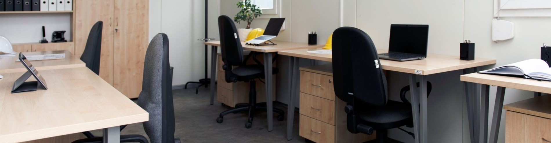 You are currently viewing Wyposażenie kontenerów budowlanych: funkcjonalne meble i zgodność z przepisami BHP